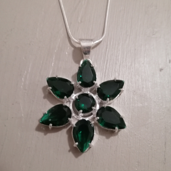 Beautiful green Crystals Silver Plated pendant - Picture 2 of 4